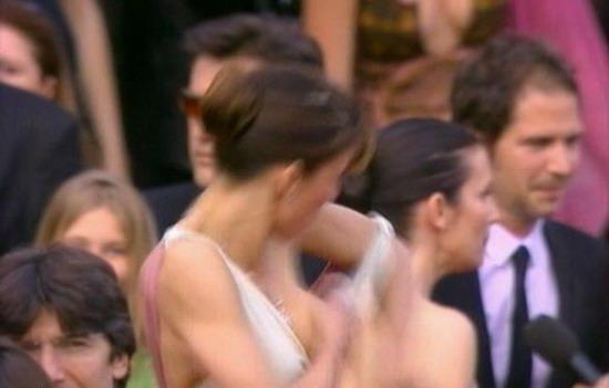 世界小姐走光频发?红毯礼服的尺度与风险