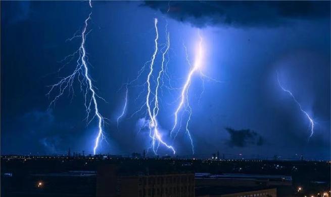 天上惊雷一道闪电到底有多少度电？