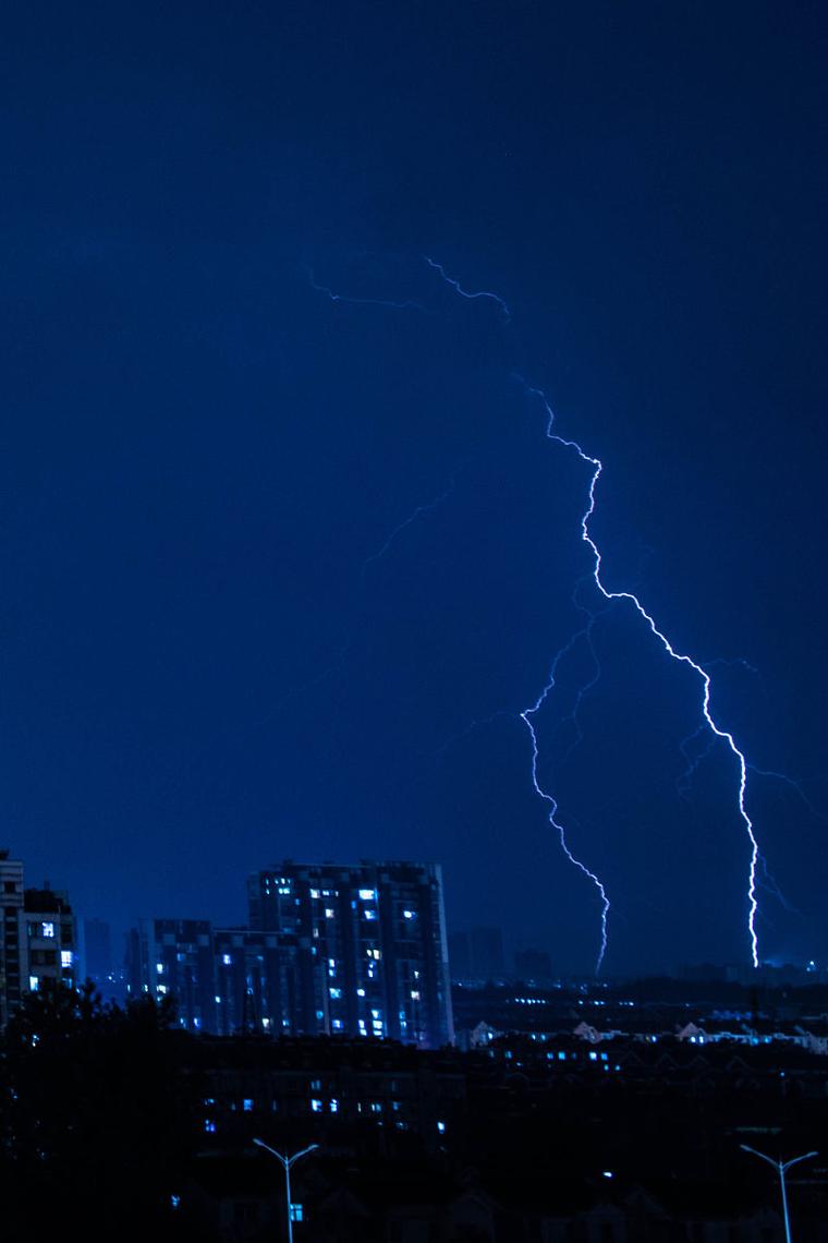 天上惊雷一道闪电到底有多少度电？