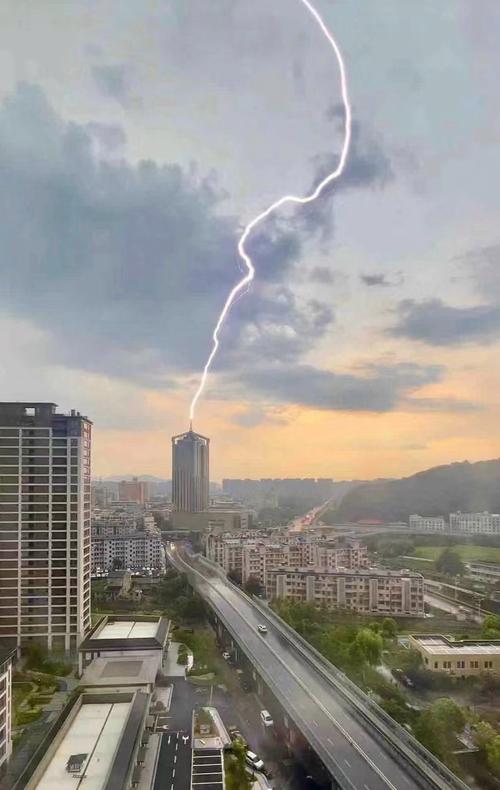 天上惊雷一道闪电到底有多少度电？