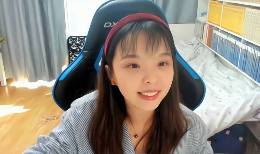 炉石老板娘萌太奇：电竞女神的传奇人生