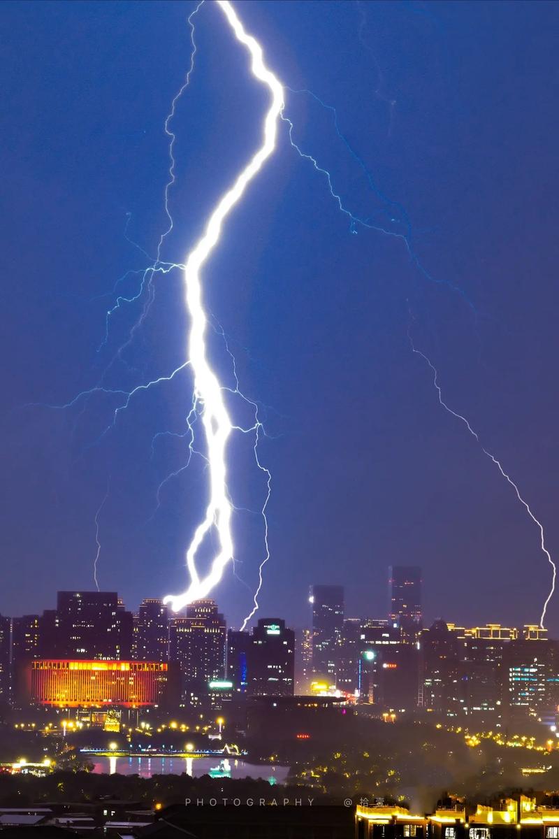 天上惊雷一道闪电到底有多少度电？