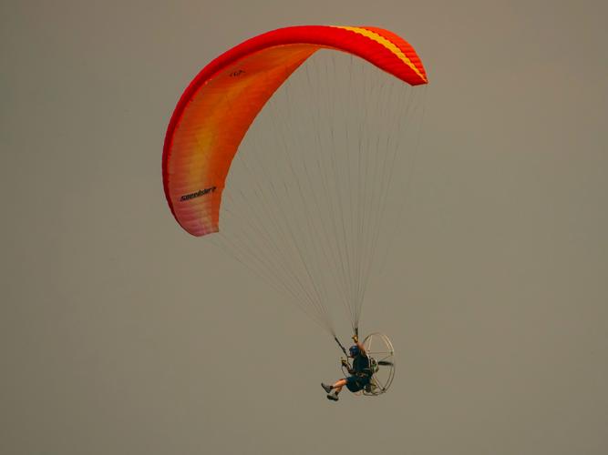 动力滑翔机飞行技巧：安全驾驶与高空翱翔