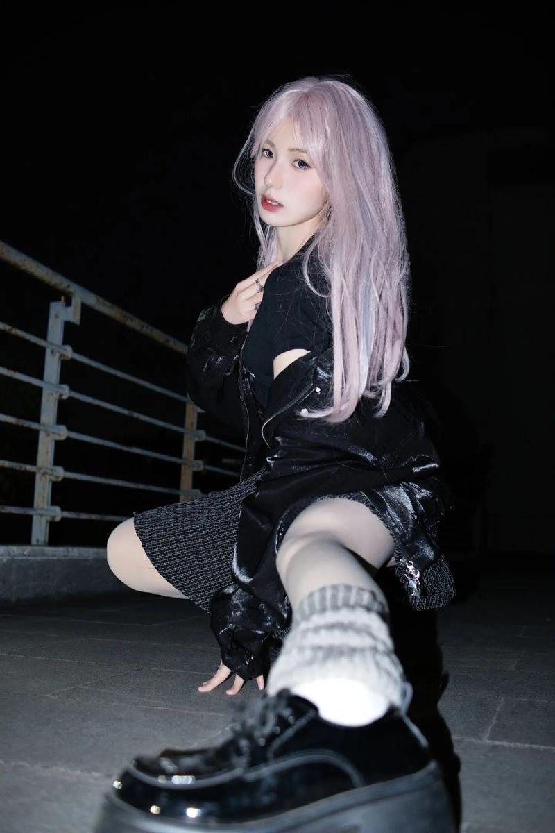 沉迷游戏的她：女大学生更新地址求分享！