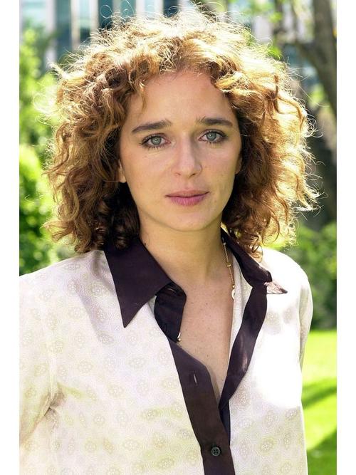 瓦列莉亚：深入了解这位魅力四射的艺术家