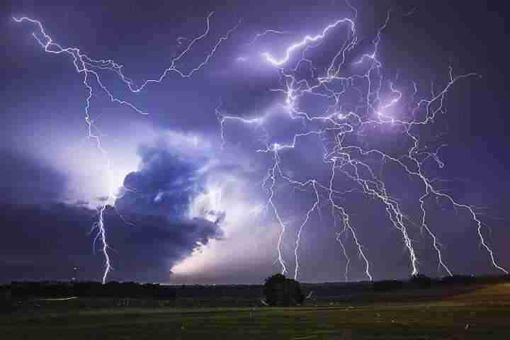 天上惊雷一道闪电到底有多少度电？