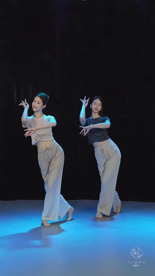 最全巫小萤舞蹈视频合集：不容错过的精彩表演！