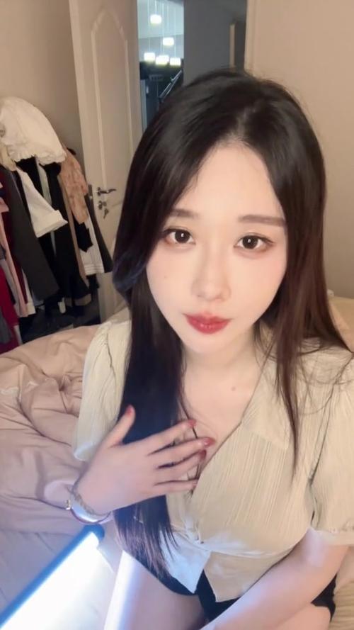 轩子巨二兔游戏经历全揭秘：从斗鱼到BIGO