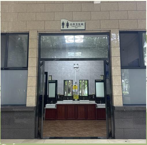 夏日小公园的厕所最新状况，干净卫生吗？