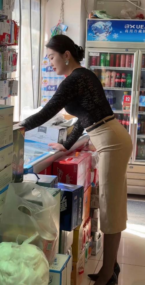 超市的漂亮姐姐最新动态，身材火辣引关注！