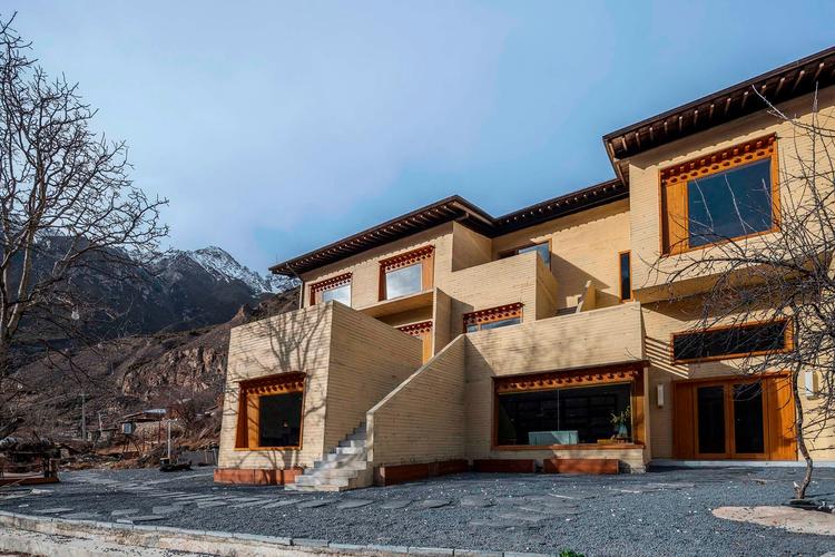 安卓游戏推荐:雪山别墅与三个女孩的激情假期