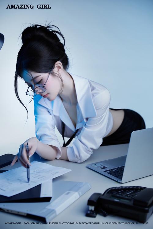 寻找刺激？性感办公室游戏官网，满足你的所有幻想！