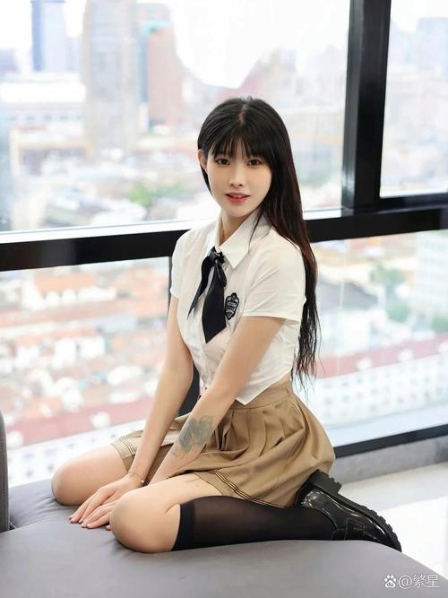 热辣可爱：制服官方网站特色介绍(热辣新款一网打尽！)